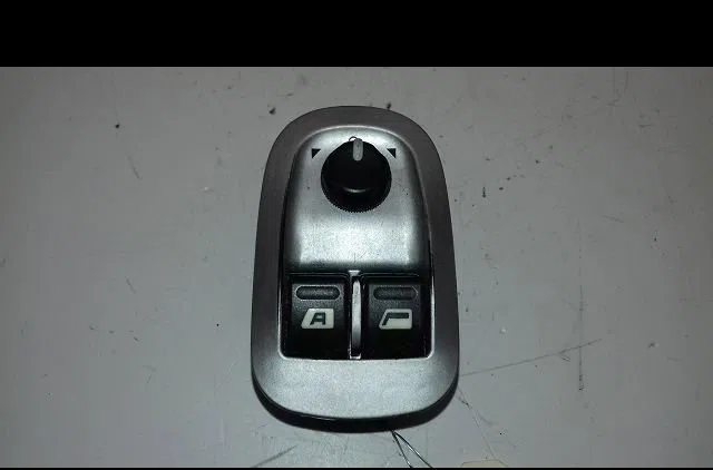 Commande lève-glace porte avant gauche Peugeot 206 (2L_, 2M_) 1.4 i (2lkfwa, 2mkfwa) (2009-2013) 3 portes occasion