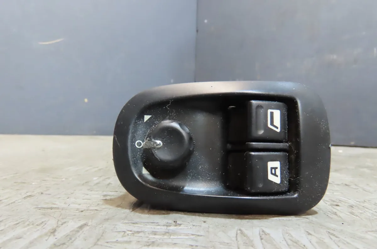 Commande lève-glace porte avant gauche Peugeot 206 SW (2E-K) 1.6 16v (2002) occasion