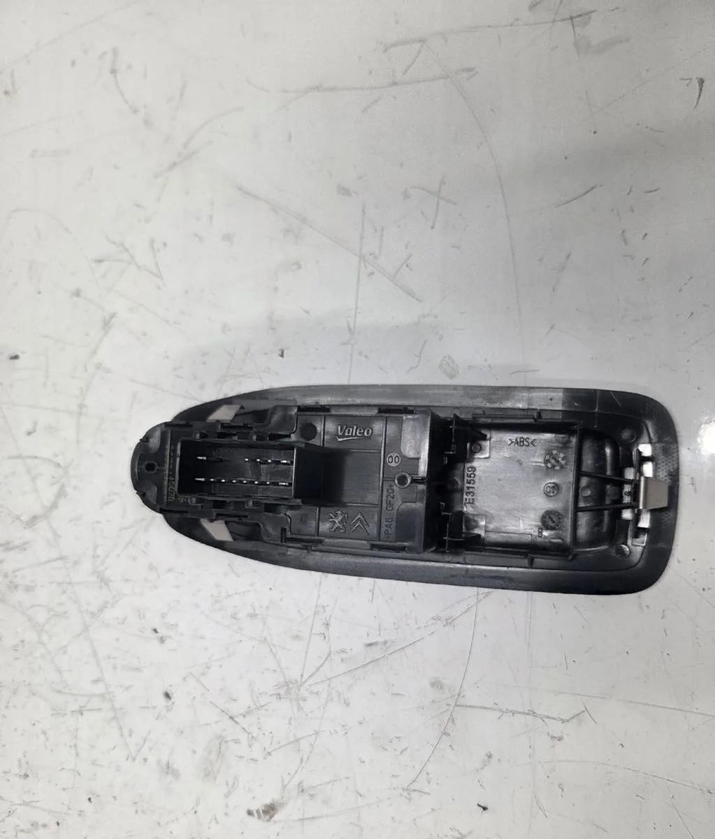 Commande lève-glace porte avant gauche PEUGEOT 208 1 PHASE 2 occasion
