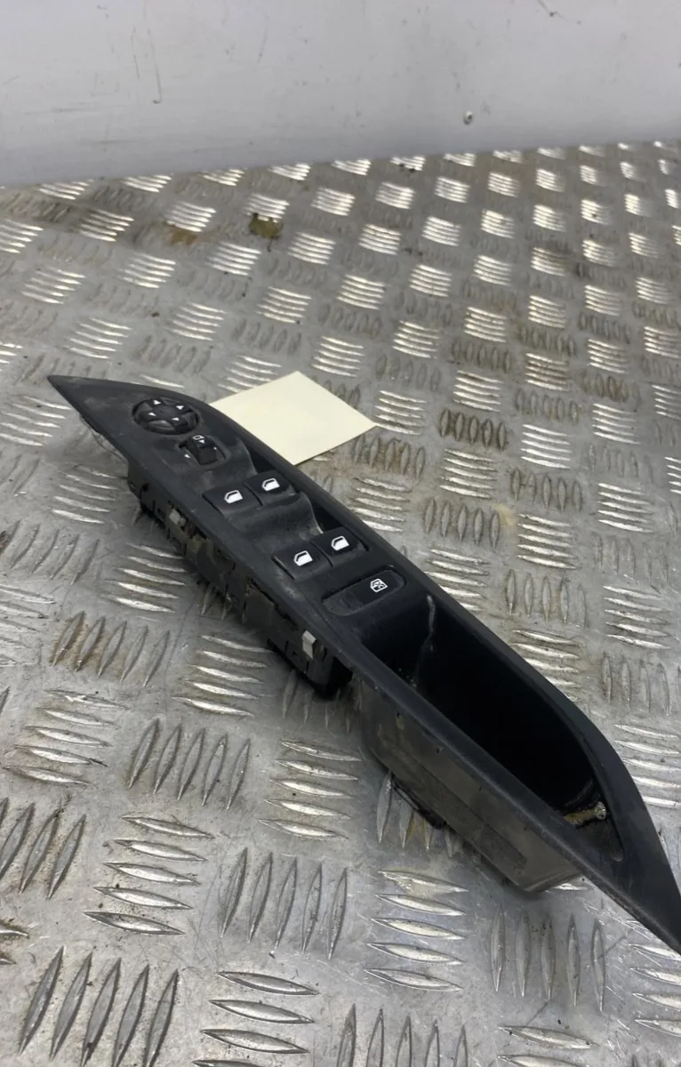 Commande lève-glace porte avant gauche PEUGEOT 208 2 occasion