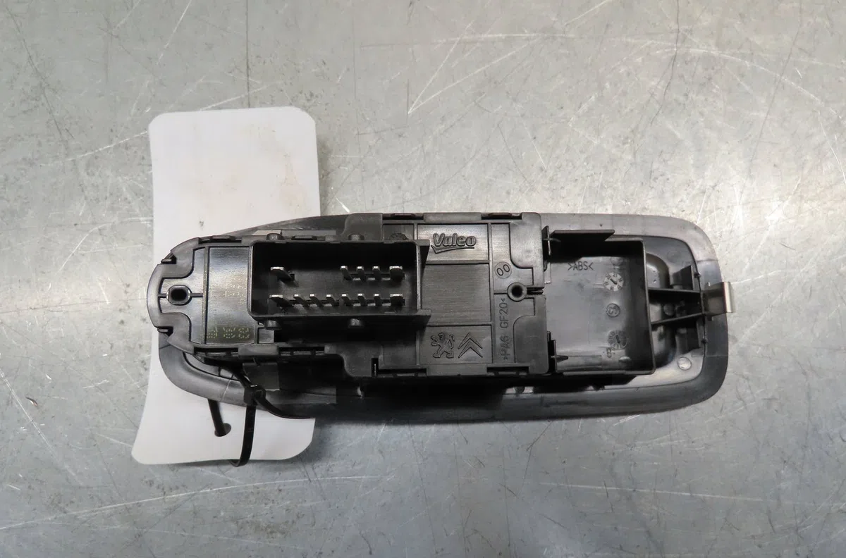 Commande lève-glace porte avant gauche Peugeot 208 I (CA_, CC_) 1.2 vti 82 (2012) occasion