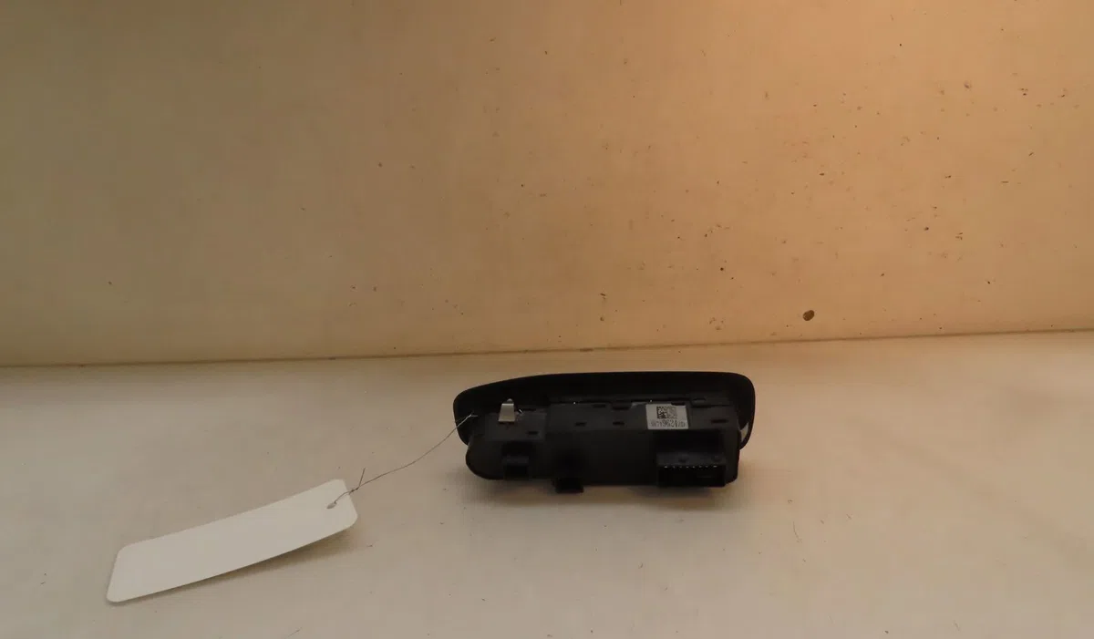 Commande lève-glace porte avant gauche Peugeot 208 I (CA_, CC_) 1.6 bluehdi 100 (2015) 5 portes occasion