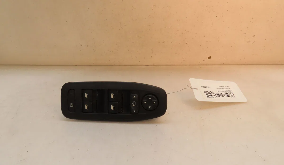 Commande lève-glace porte avant gauche Peugeot 208 I (CA_, CC_) 1.6 bluehdi 100 (2015) 5 portes occasion