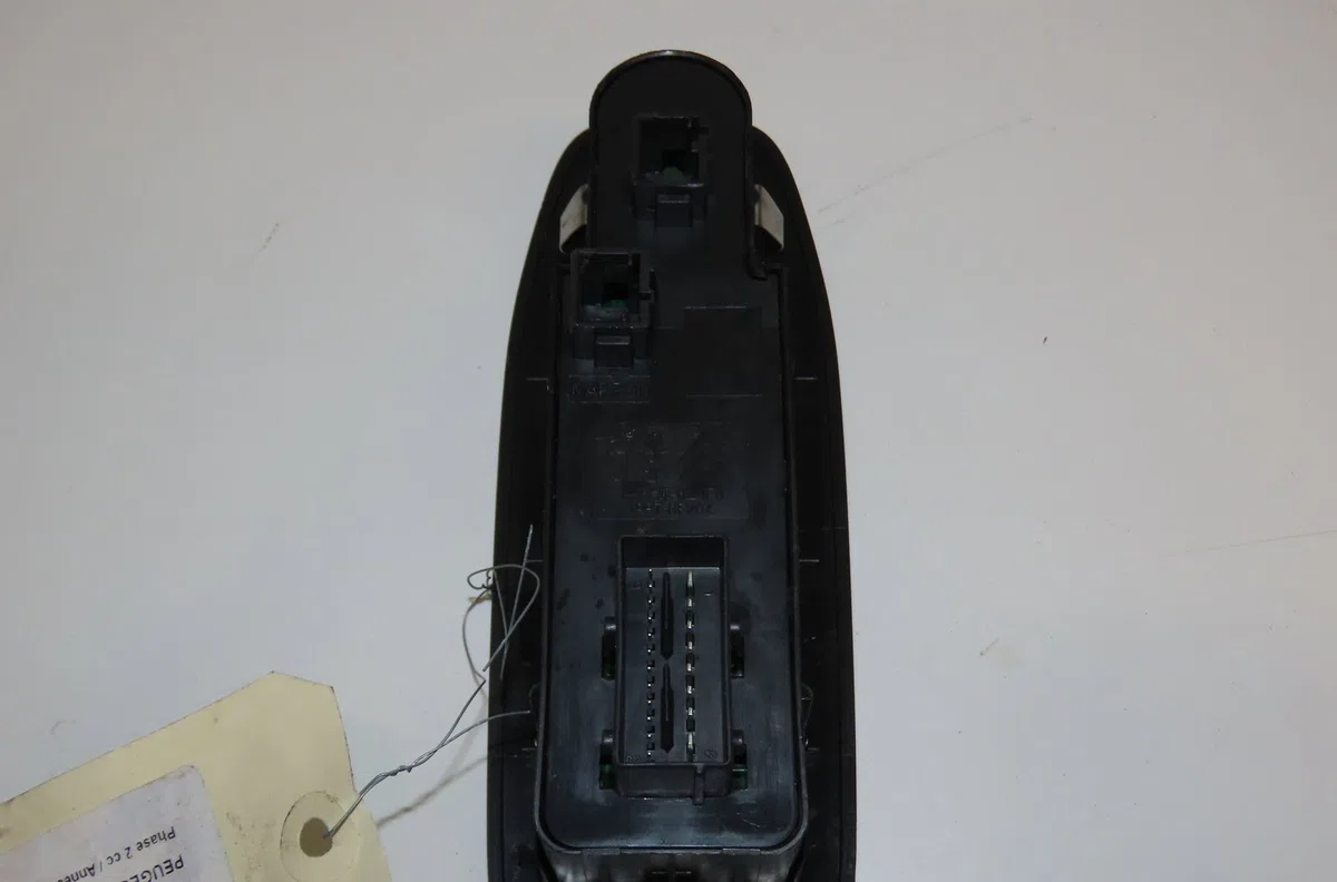 Commande lève-glace porte avant gauche Peugeot 208 I (CA_, CC_) 1.6 bluehdi 100 (2015) 5 portes occasion