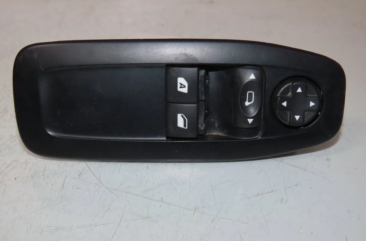 Commande lève-glace porte avant gauche Peugeot 208 I (CA_, CC_) 1.6 hdi (2012) 5 portes occasion