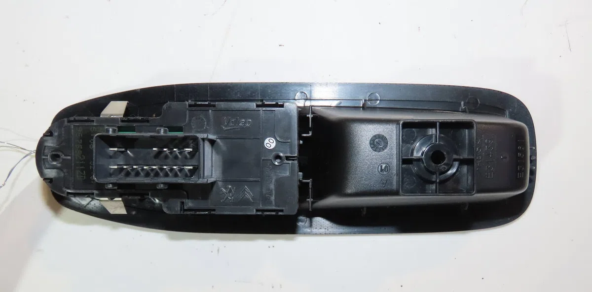 Commande lève-glace porte avant gauche Peugeot 208 I (CA_, CC_) 1.6 hdi - bluehdi 75 (2013) 5 portes occasion — photo 2