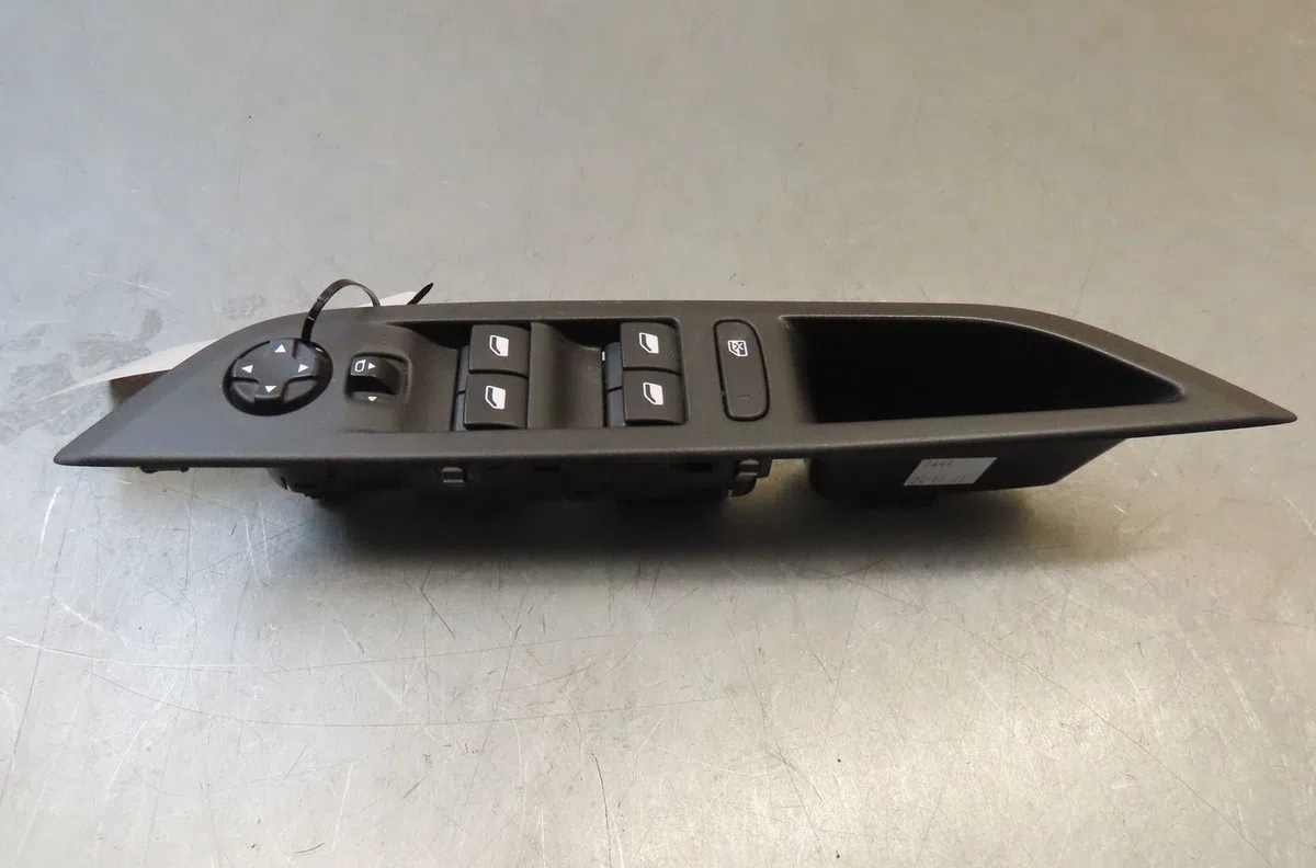 Commande lève-glace porte avant gauche Peugeot 208 II (UB_, UP_, UW_, UJ_) 1.2 puretech 75 (2019) occasion