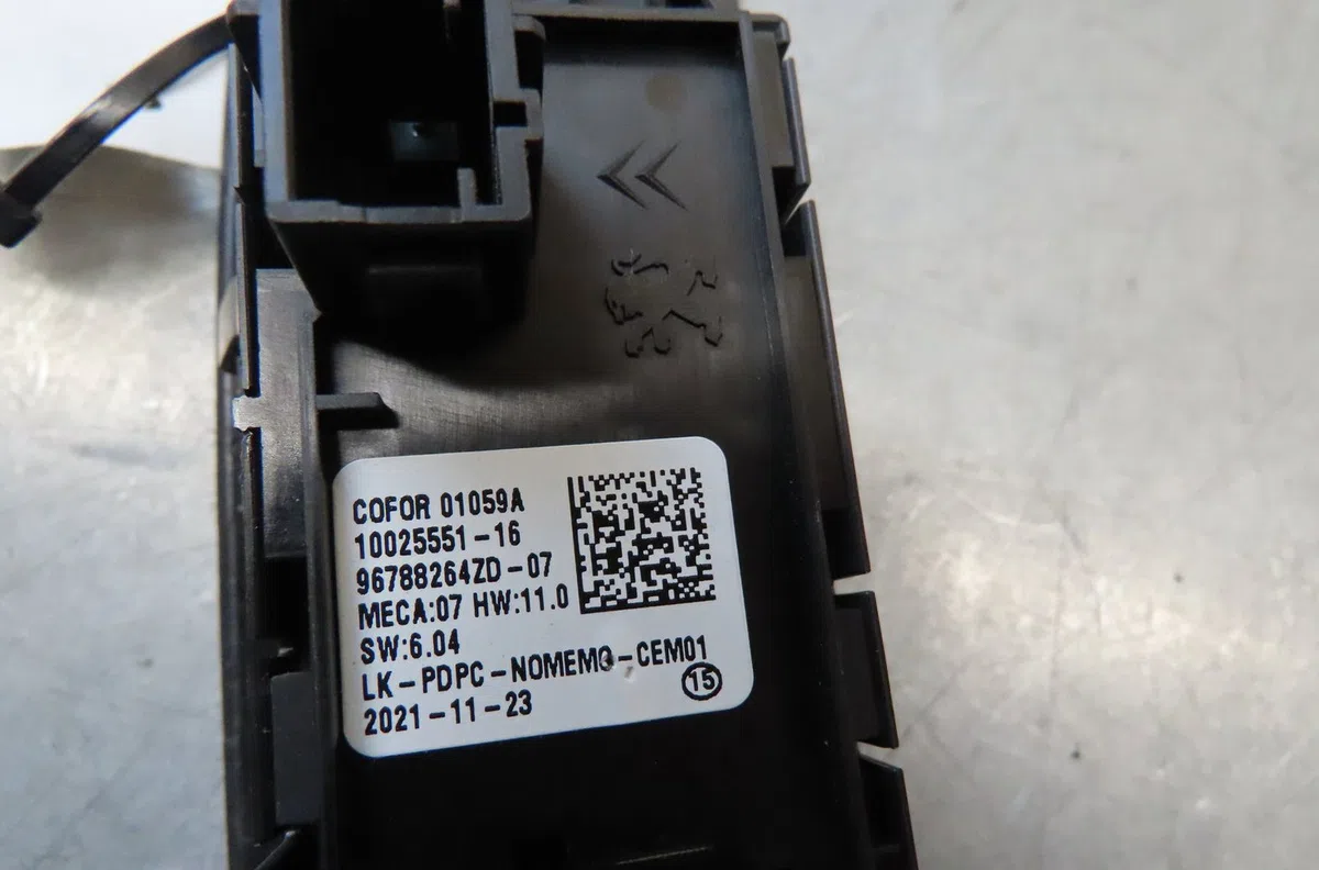 Commande lève-glace porte avant gauche Peugeot 208 II (UB_, UP_, UW_, UJ_) 1.2 puretech 75 (2019) occasion