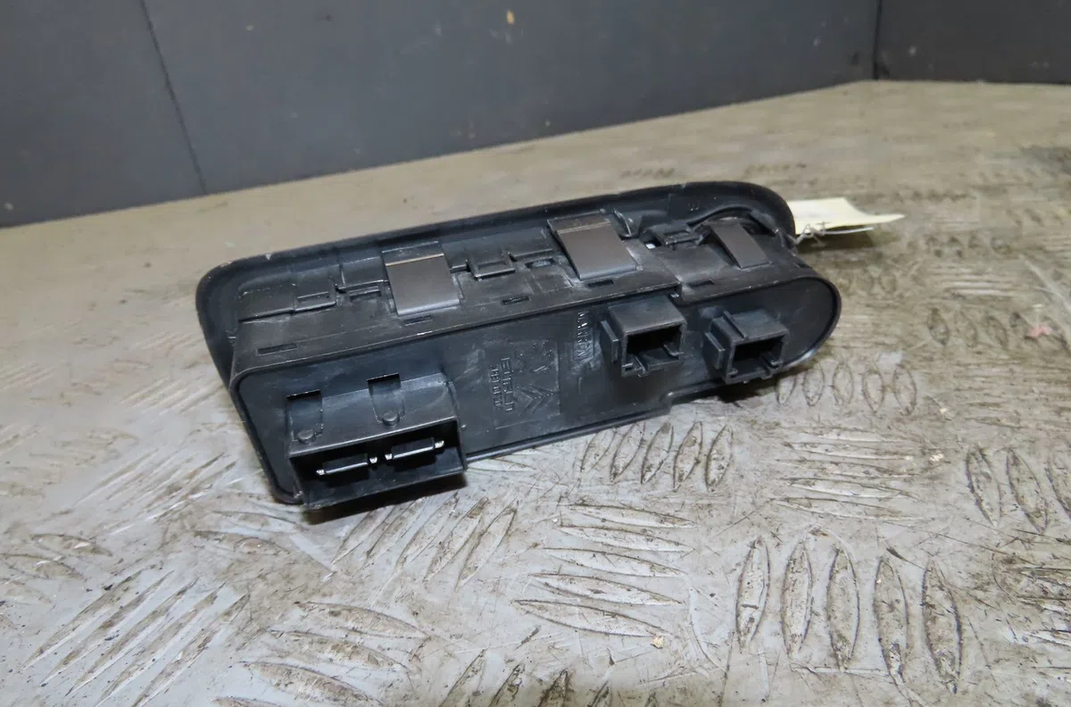 Commande lève-glace porte avant gauche Peugeot 308 I (4A_, 4C_) 1.6 16v (2007-2014) 5 portes occasion