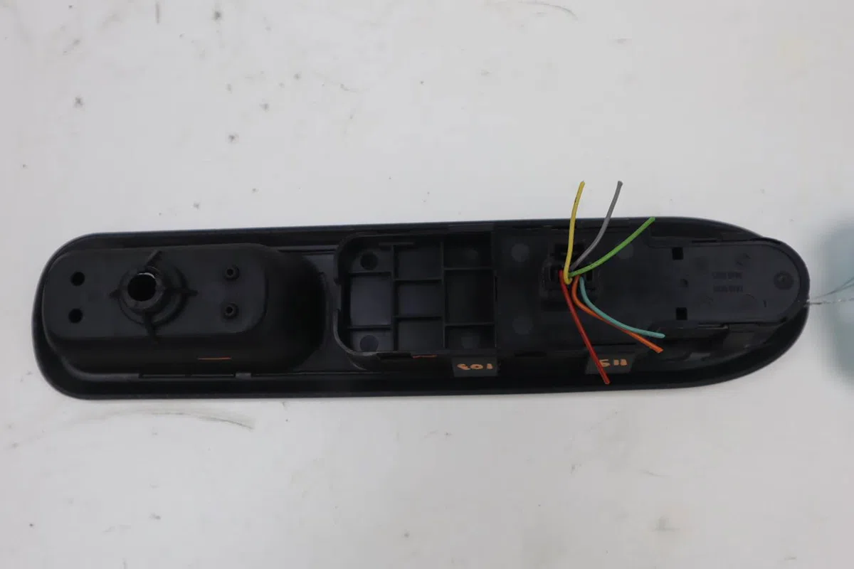 Commande lève-glace porte avant gauche Peugeot 407 (6D_) 2.0 hdi 135 (6drhrh, 6drhre, 6drhrg, 6drhrj) (2004-2010) 4 port