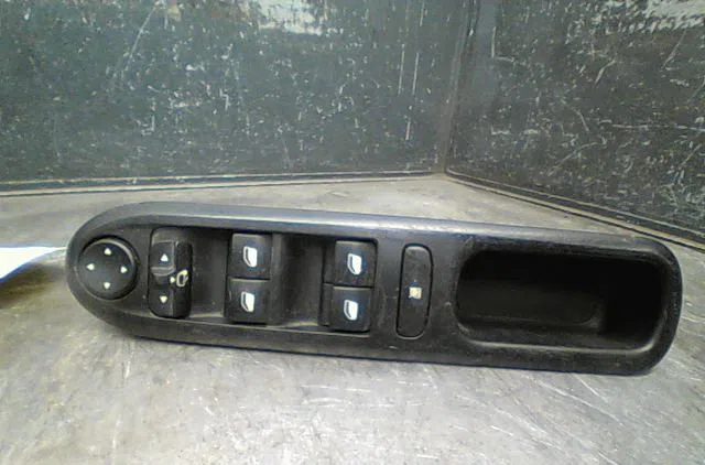 Commande lève-glace porte avant gauche Peugeot 407 (6D_) 3.0 (6dxfvj) (2004-2010) occasion