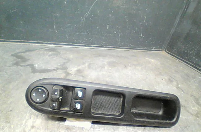Commande lève-glace porte avant gauche Peugeot 407 SW (6E_) 1.6 hdi 110 (2004-2010) 5 portes occasion