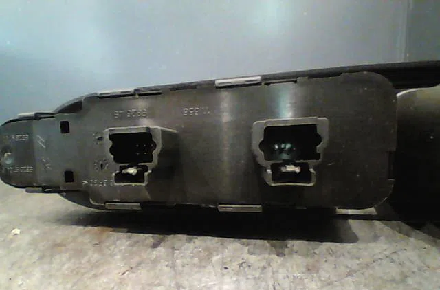 Commande lève-glace porte avant gauche Peugeot 407 SW (6E_) 2.0 hdi 135 (2004-2010) occasion
