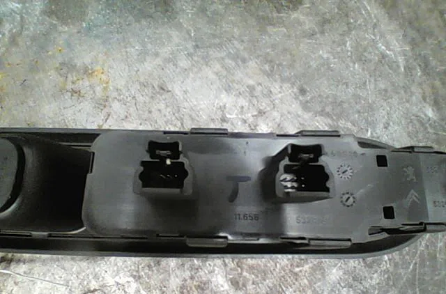 Commande lève-glace porte avant gauche Peugeot 407 SW (6E_) 2.0 hdi (2008-2010) occasion