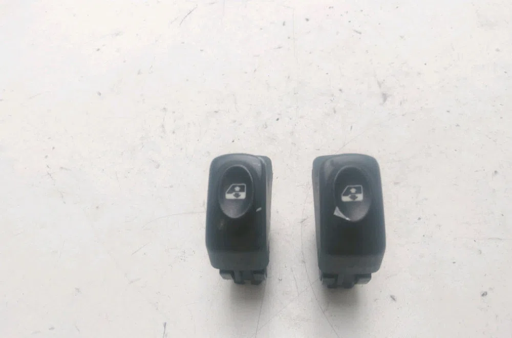Commande lève-glace porte avant gauche RENAULT CLIO 2 2000 occasion