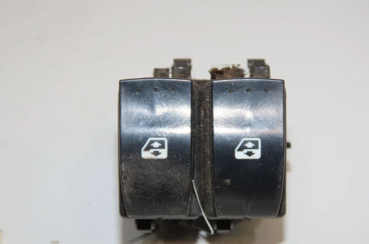 Commande lève-glace porte avant gauche Renault CLIO II (BB_, CB_) 1.4 16v (b-cb0p, bb13) (2000-2008) 5 portes occasion