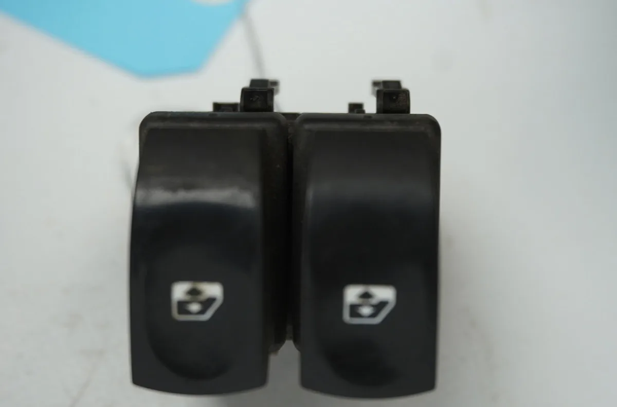 Commande lève-glace porte avant gauche Renault CLIO III (BR0-1, CR0-1) 1.2 16v (br02, br0j, br11, cr02, cr0j, cr11) (200