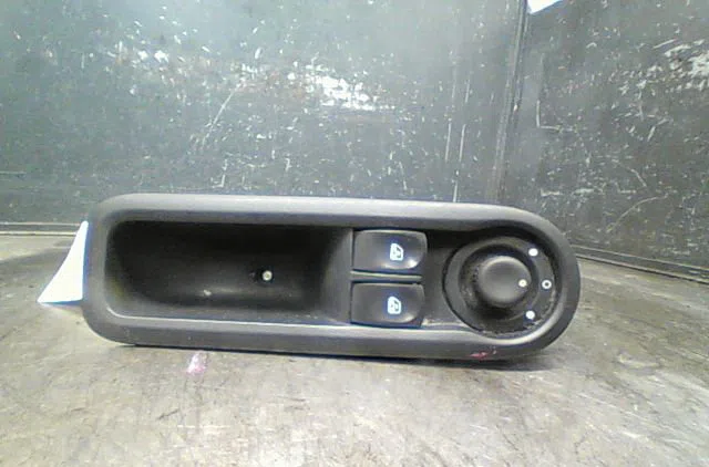 Commande lève-glace porte avant gauche Renault CLIO III (BR0-1, CR0-1) 1.2 16v (br0p, cr0p) (2007-2014) occasion
