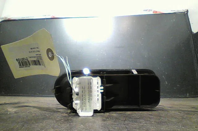 Commande lève-glace porte avant gauche Renault CLIO III (BR0-1, CR0-1) 1.4 16v (2005-2012) occasion