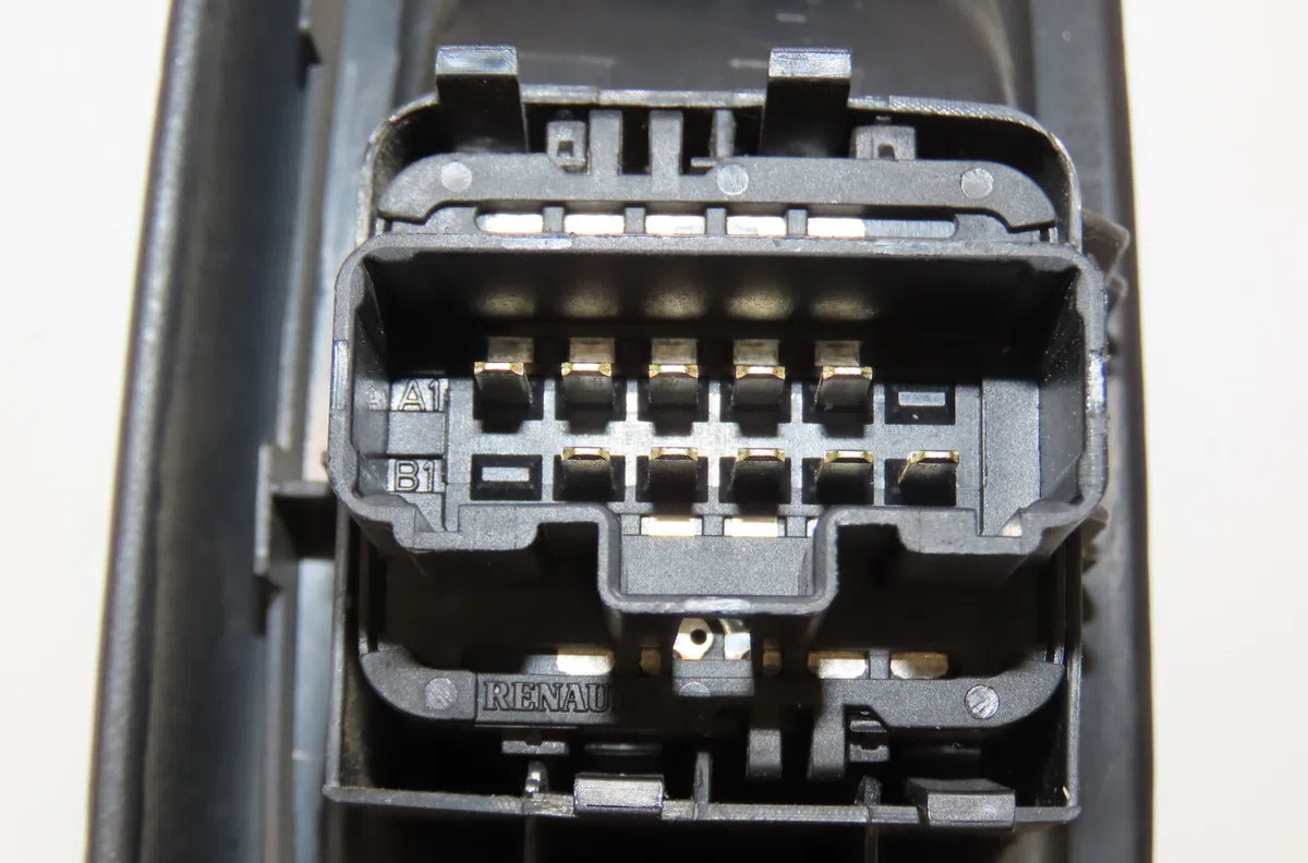 Commande lève-glace porte avant gauche Renault CLIO III (BR0-1, CR0-1) 1.5 dci (c-br0g, c-br1g) (2005-2012) 5 portes occ