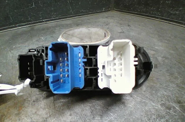 Commande lève-glace porte avant gauche Renault CLIO III Grandtour (KR0-1_) 1.5 dci (2010-2012) 5 portes occasion