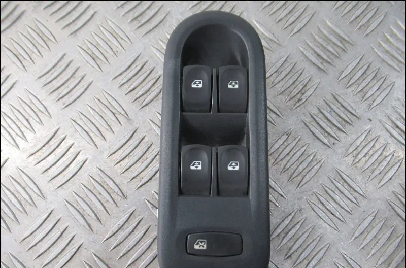 Commande lève-glace porte avant gauche Renault CLIO III Grandtour (KR0-1_) 1.5 dci (2010-2012) 5 portes occasion