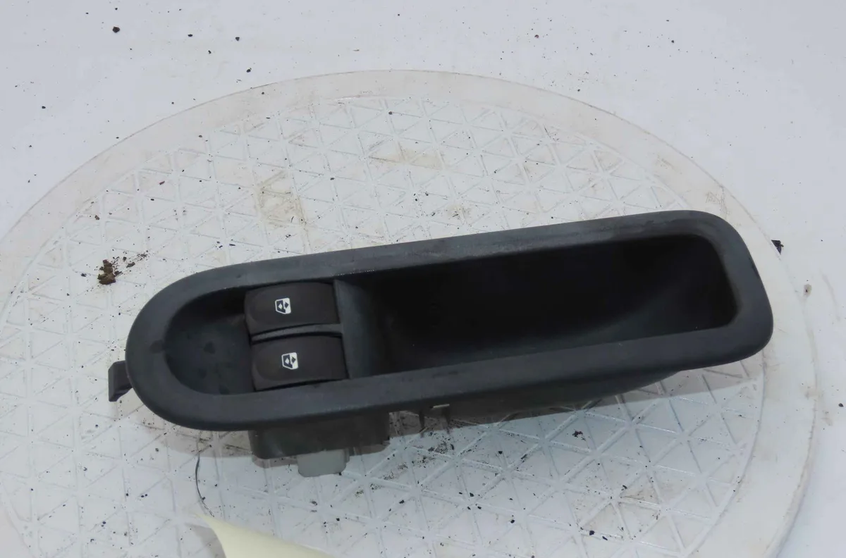 Commande lève-glace porte avant gauche RENAULT CLIO III occasion