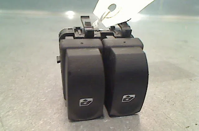 Commande lève-glace porte avant gauche RENAULT CLIO III Phase 1 09-2005--03-2009 occasion