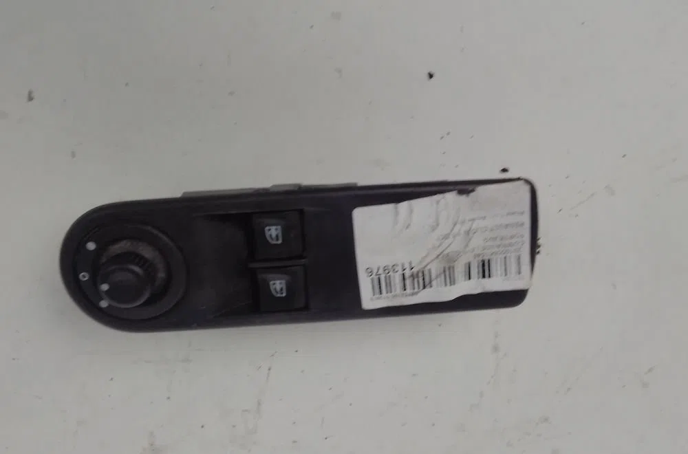 Commande lève-glace porte avant gauche RENAULT CLIO IV 2015 occasion