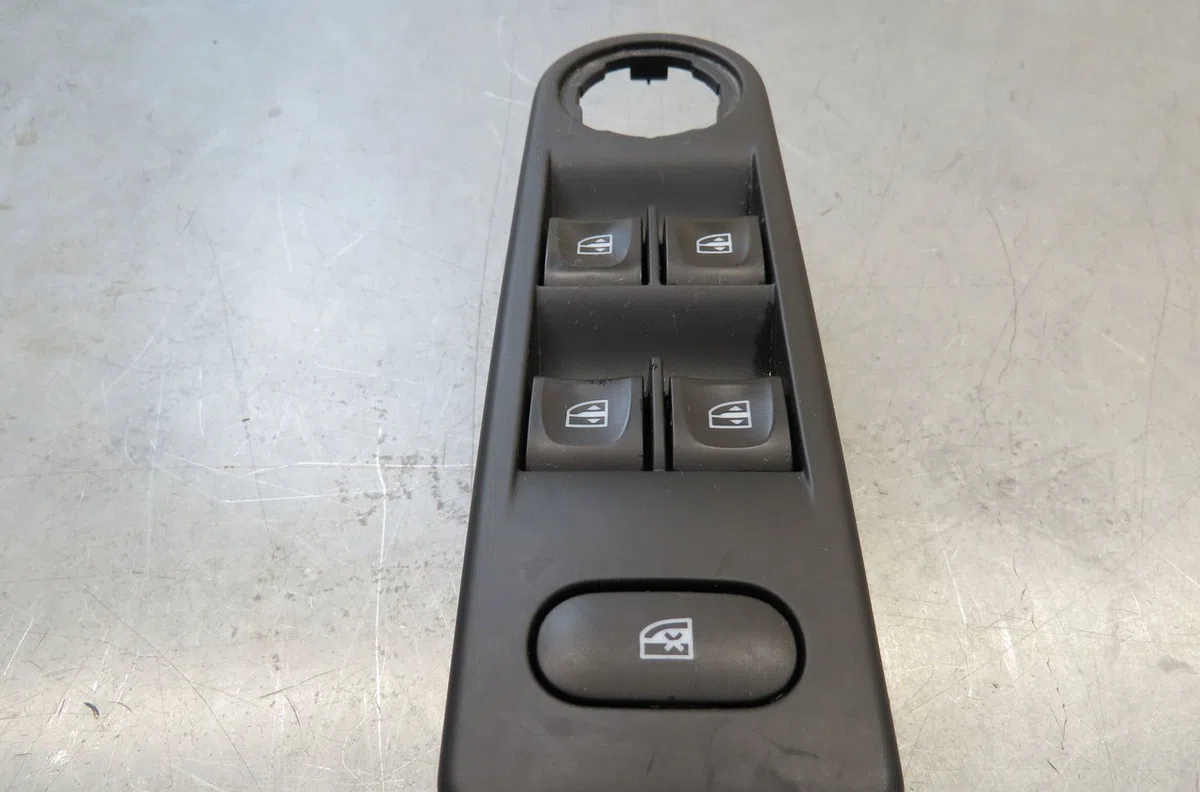 Commande lève-glace porte avant gauche Renault CLIO IV (BH_) 0.9 tce 90 (2012) 5 portes occasion
