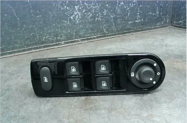 Commande lève-glace porte avant gauche RENAULT CLIO IV occasion