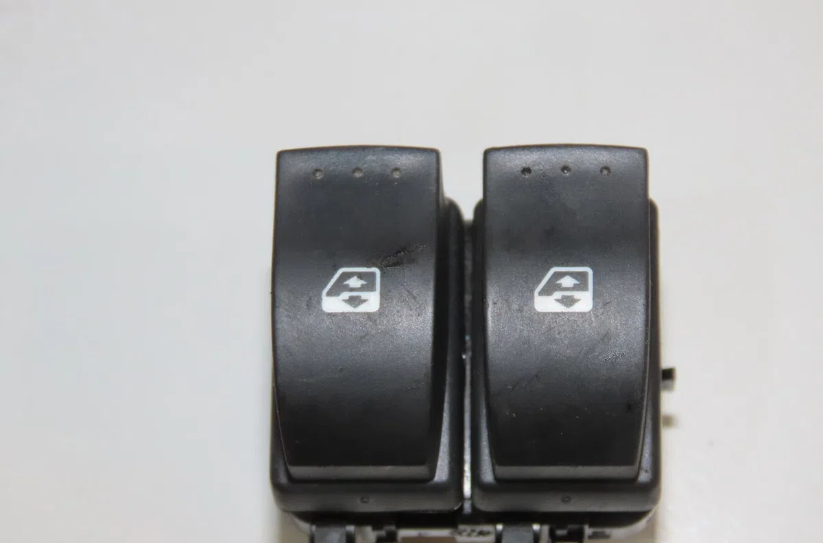 Commande lève-glace porte avant gauche Renault ESPACE IV (JK0-1_) 2.0 dci (jk03, jk04, jk1c, jk1g, jk1j, jk1k) (2006) 5 portes occasion