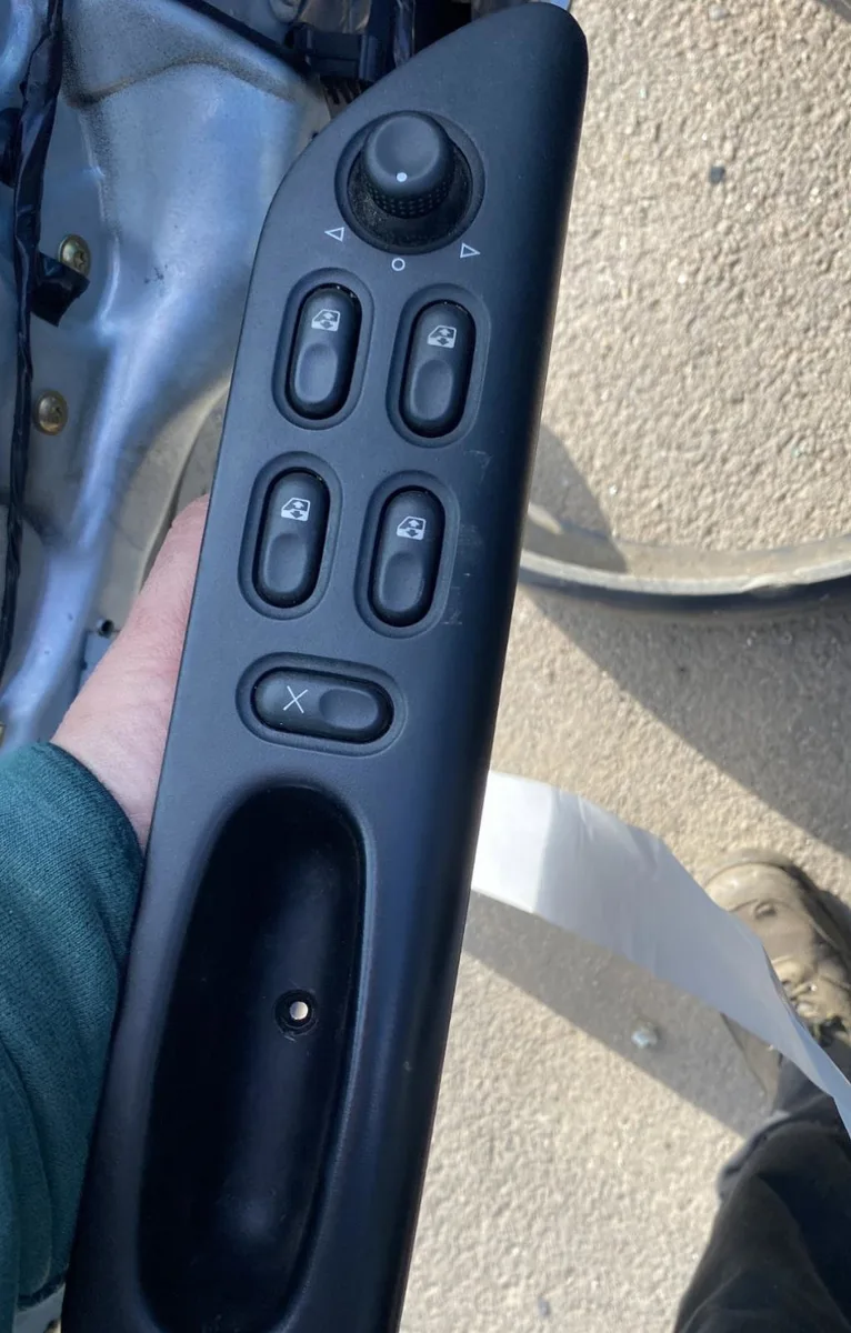Commande lève-glace porte avant gauche RENAULT LAGUNA 1 PHASE 1 occasion