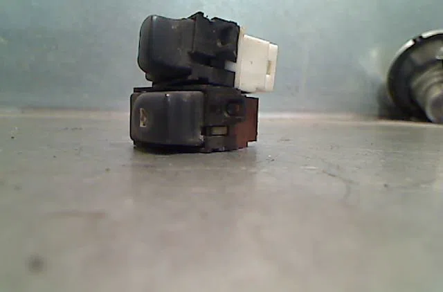 Commande lève-glace porte avant gauche RENAULT LAGUNA 1998 occasion