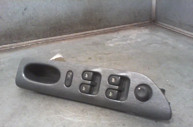 Commande lève-glace porte avant gauche RENAULT LAGUNA 1999 occasion