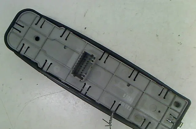 Commande lève-glace porte avant gauche Renault LAGUNA III (BT0-1) 2.0 dci (bt01, bt08, bt09, bt0e, bt0k, bt12, bt1c, bt1