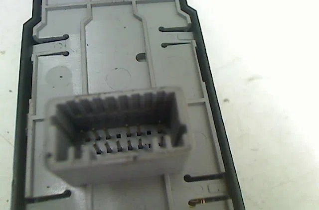 Commande lève-glace porte avant gauche Renault LAGUNA III (BT0-1) 2.0 dci (bt01, bt08, bt09, bt0e, bt0k, bt12, bt1c, bt1