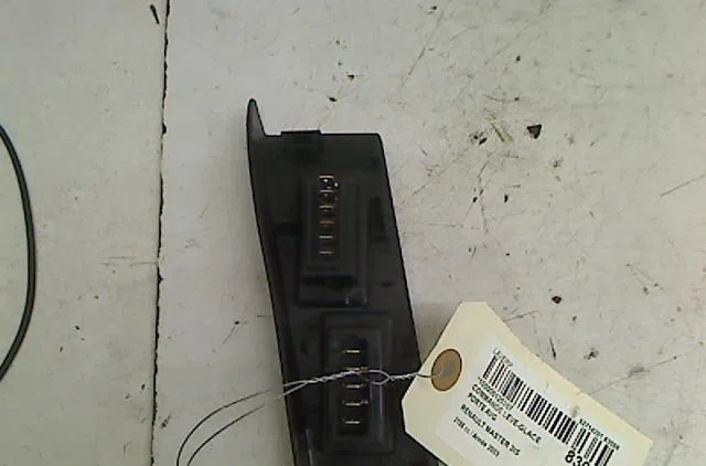 Commande lève-glace porte avant gauche Renault MASTER II Camionnette (FD) 2.2 dci 90 (2000) occasion