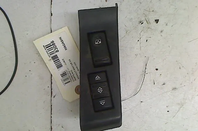 Commande lève-glace porte avant gauche Renault MASTER II Camionnette (FD) 2.2 dci 90 (2000) occasion
