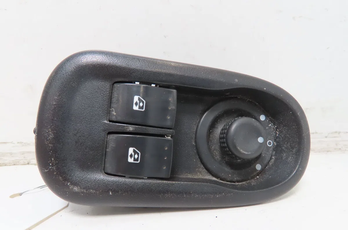 Commande lève-glace porte avant gauche Renault MASTER III Camionnette (FV) 2.3 dci 110 fwd (fv0r, fv0w) (2014) occasion