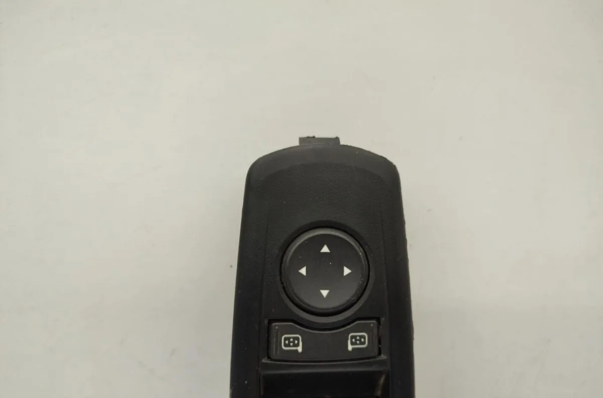 Commande lève-glace porte avant gauche RENAULT MEGANE 3 PHASE 1 BREAK occasion