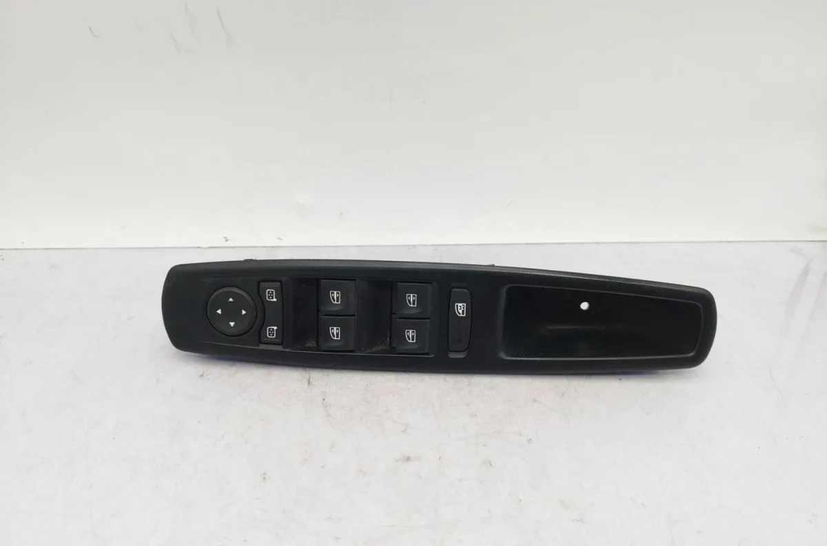 Commande lève-glace porte avant gauche RENAULT MEGANE 3 PHASE 1 occasion