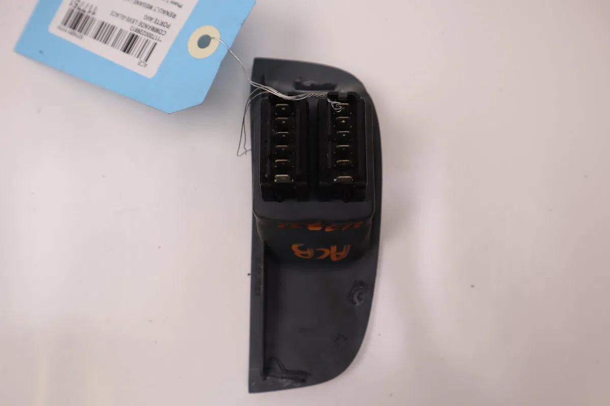 Commande lève-glace porte avant gauche Renault MEGANE I (BA0-1_) 1.6 e (ba0f, ba0s) (1996-1999) occasion