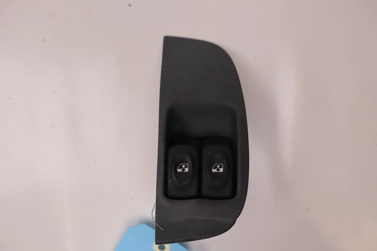 Commande lève-glace porte avant gauche Renault MEGANE I (BA0-1_) 1.6 e (ba0f, ba0s) (1996-1999) occasion
