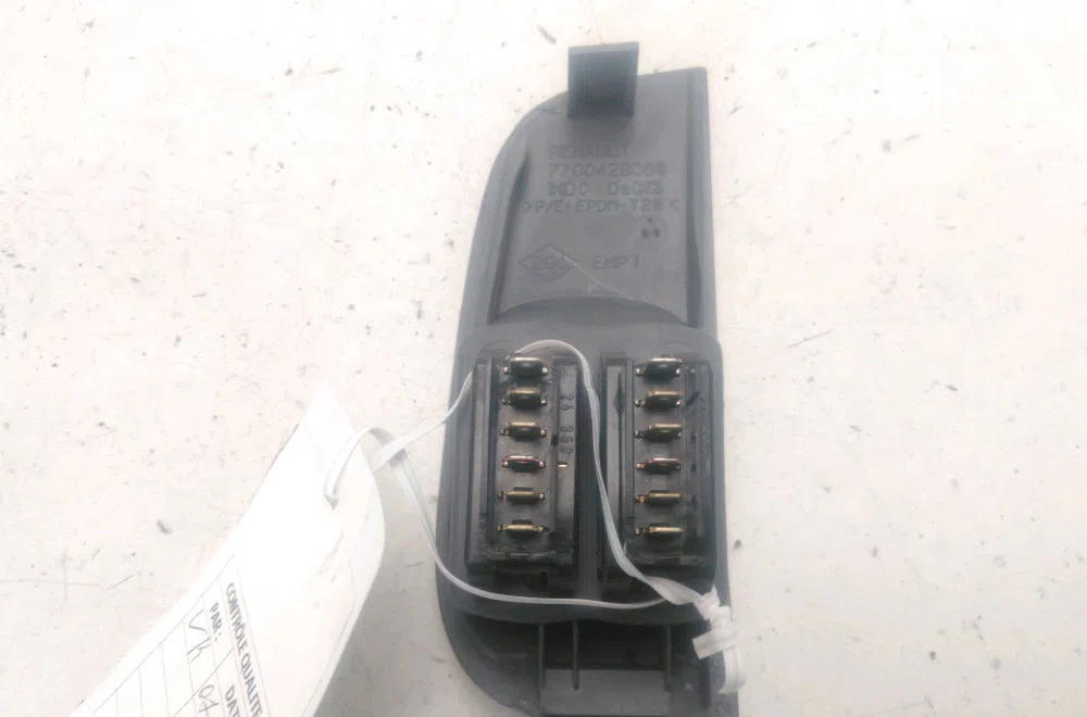 Commande lève-glace porte avant gauche Renault MEGANE I (BA0-1_) 1.9 d eco (ba0a, ba0u, ba0r) (1996-2003) occasion
