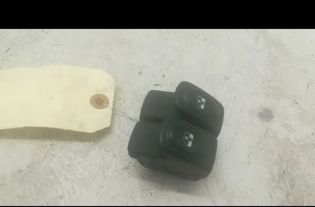 Commande lève-glace porte avant gauche Renault MEGANE I (BA0-1_) 1.9 dti (ba08, ba0n) (1997-2001) occasion
