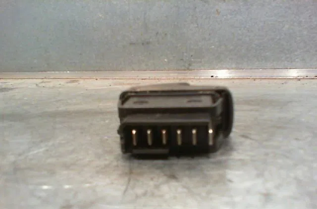 Commande lève-glace porte avant gauche Renault MEGANE I Cabriolet (EA0-1_) 1.6 16v (ea04, ea0b, ea11, ea1j) (1999-2003) 