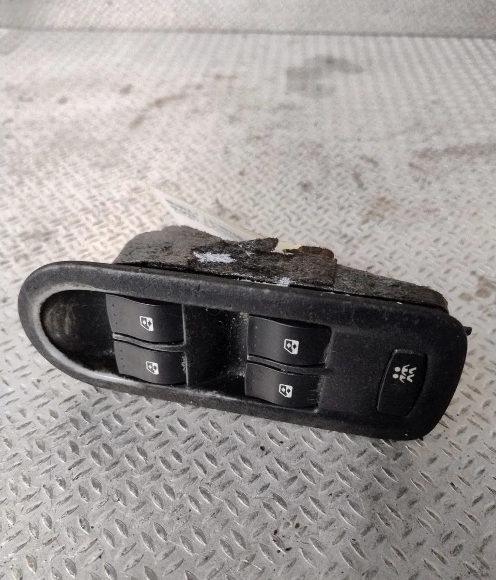 Commande lève-glace porte avant gauche Renault MEGANE II (BM0-1_, CM0-1_) 1.5 dci (bm0f, bm0t, bm2b, cm0f, cm0t) (2002-2