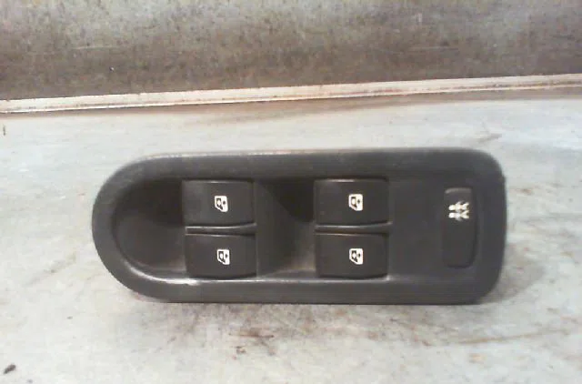 Commande lève-glace porte avant gauche Renault MEGANE II (BM0-1_, CM0-1_) 1.9 dci (bm0g, cm0g) (2002-2008) 5 portes occa