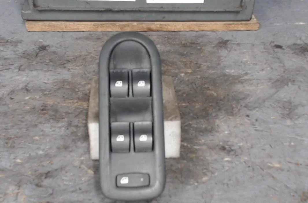 Commande lève-glace porte avant gauche Renault MEGANE II (BM0-1_, CM0-1_) 1.9 dci (bm0g, cm0g) (2002-2008) 5 portes occa